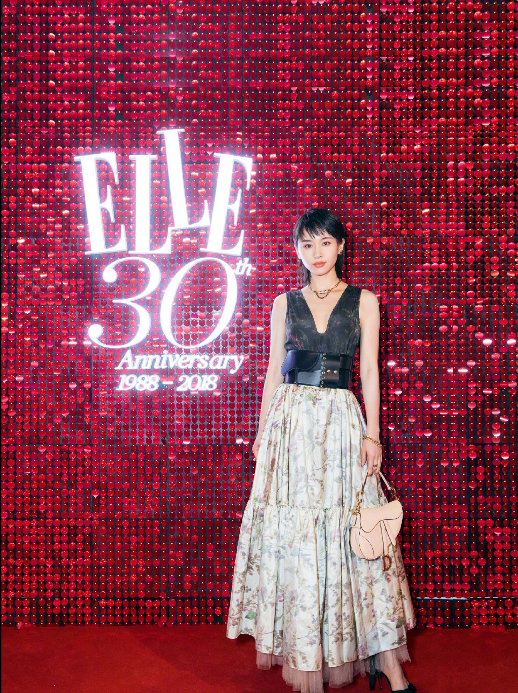 王子文身高162却超会穿，漆皮外套配短靴，玩下衣失踪美腿吸睛