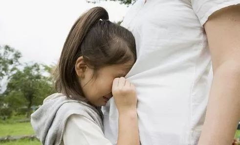 女儿被人校园欺凌爸爸报仇,女儿被男同学弹肩