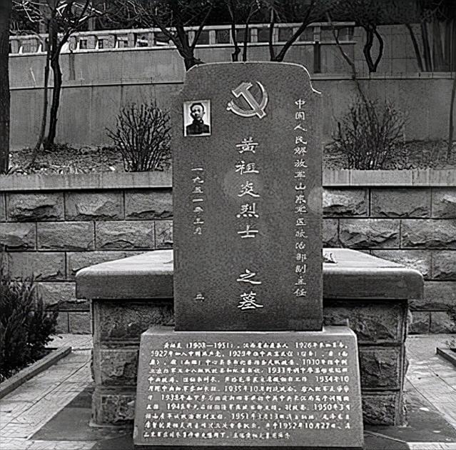 51年毛主席三次怒发批示！亲临秘书墓前痛哭：祖炎啊，我来看你了