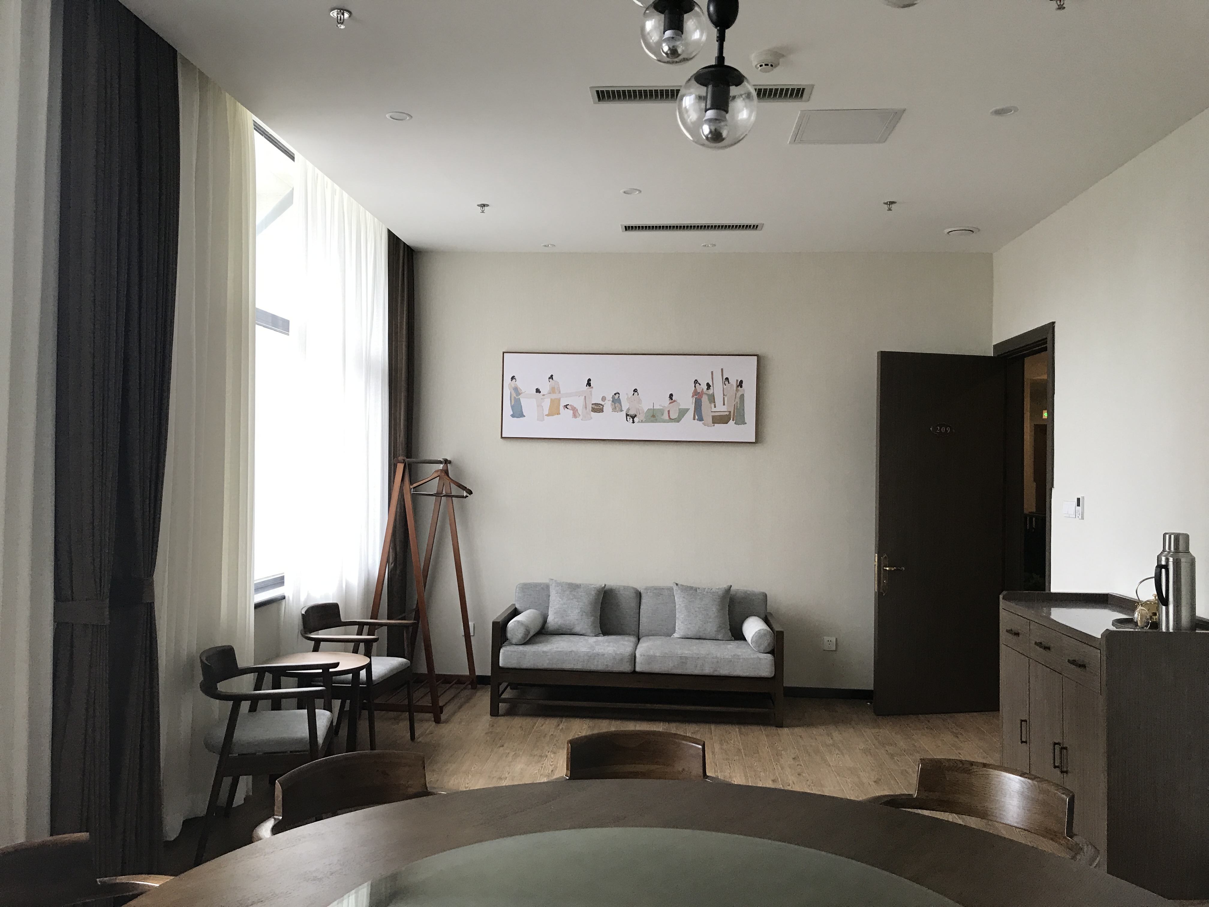 客厅贴墙布好还是挂壁纸好,客厅贴壁布还是墙纸好看