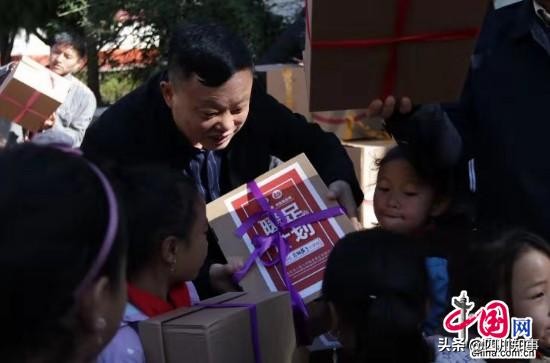 成都信息工程大学银杏酒店管理学院再走山区，续写暖足情