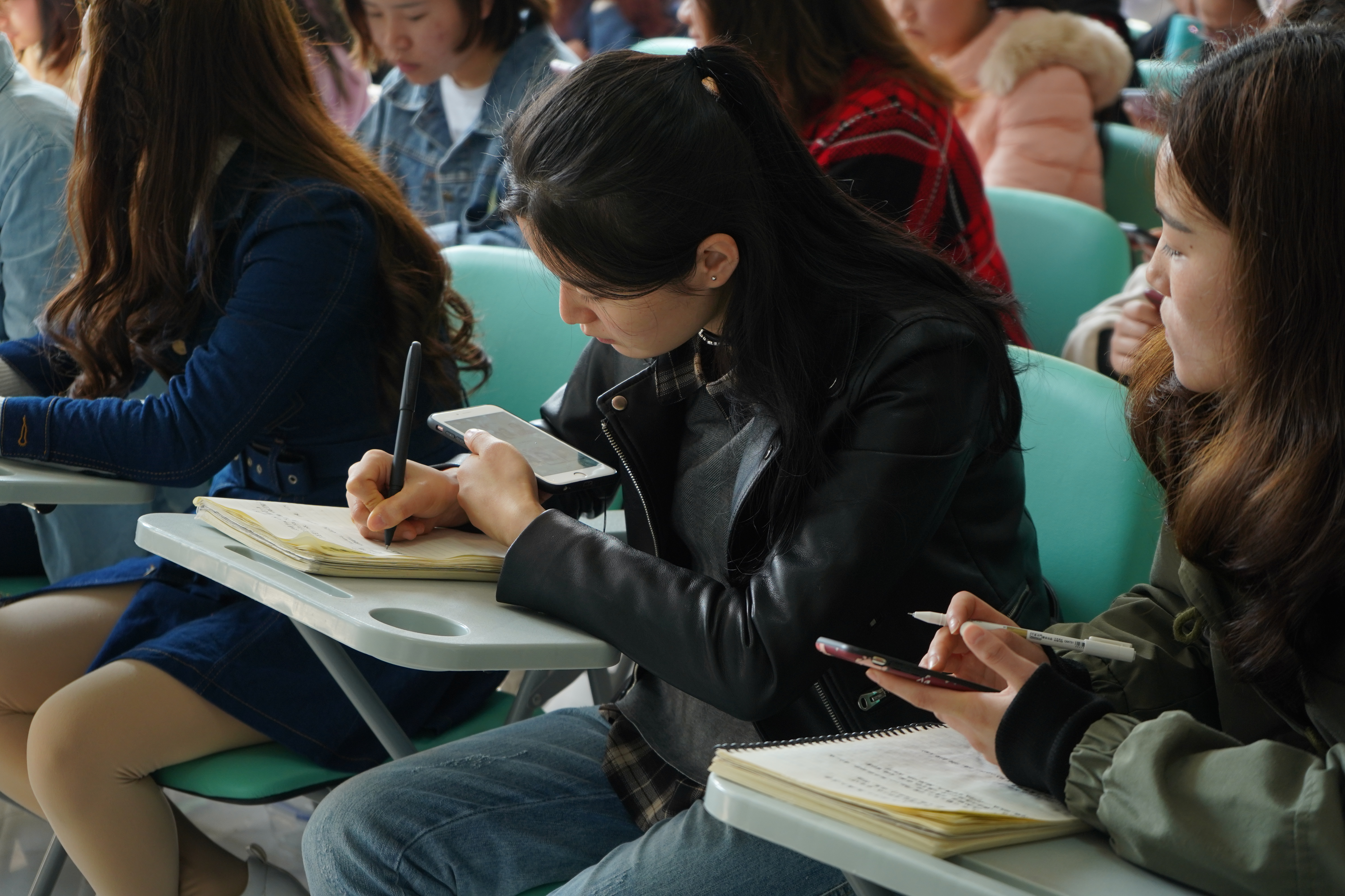 学化妆是去培训班好还是去学校好,学化妆是去婚纱店还是学徒