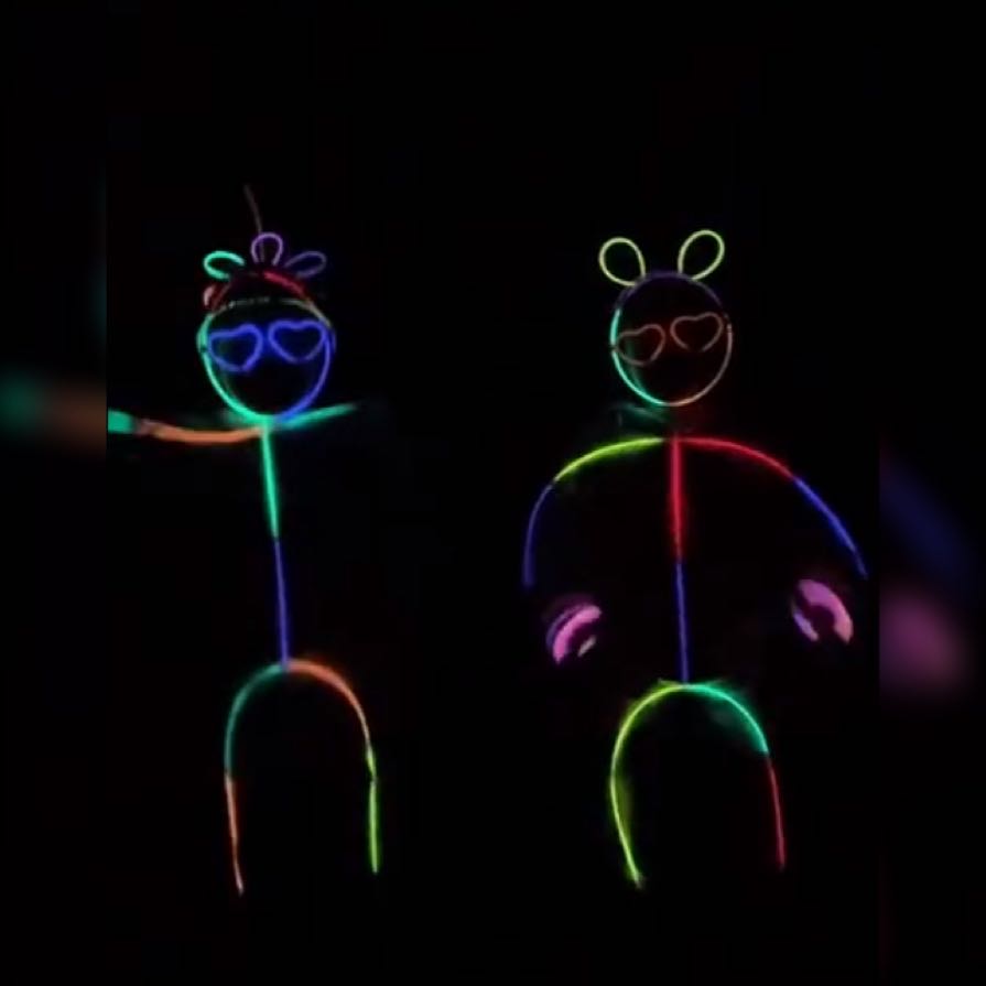 用荧光棒关灯跳舞小女孩踢小狗,荧光棒挂身上关灯跳舞的小孩