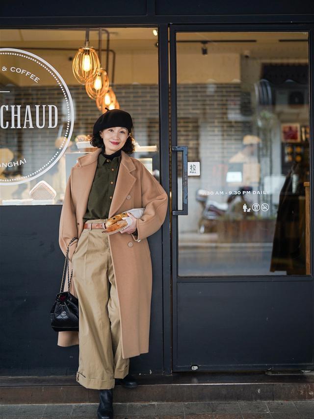 三木母女羊绒大衣穿搭,三木母女雾霾蓝大衣搭配裤子