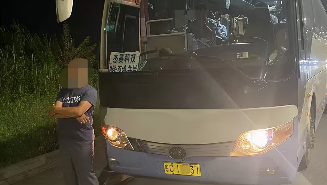 同事求情,男子心软违反公司规定,却把交警吓出冷汗!