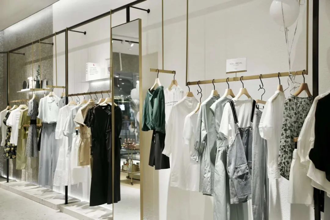 谁说服装店不行了？这个低调的女装却悄悄地开了1200多家店