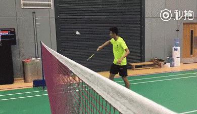 打羽毛球总是打到拍框怎么办,打羽毛球怎么打才能更不容易翘边