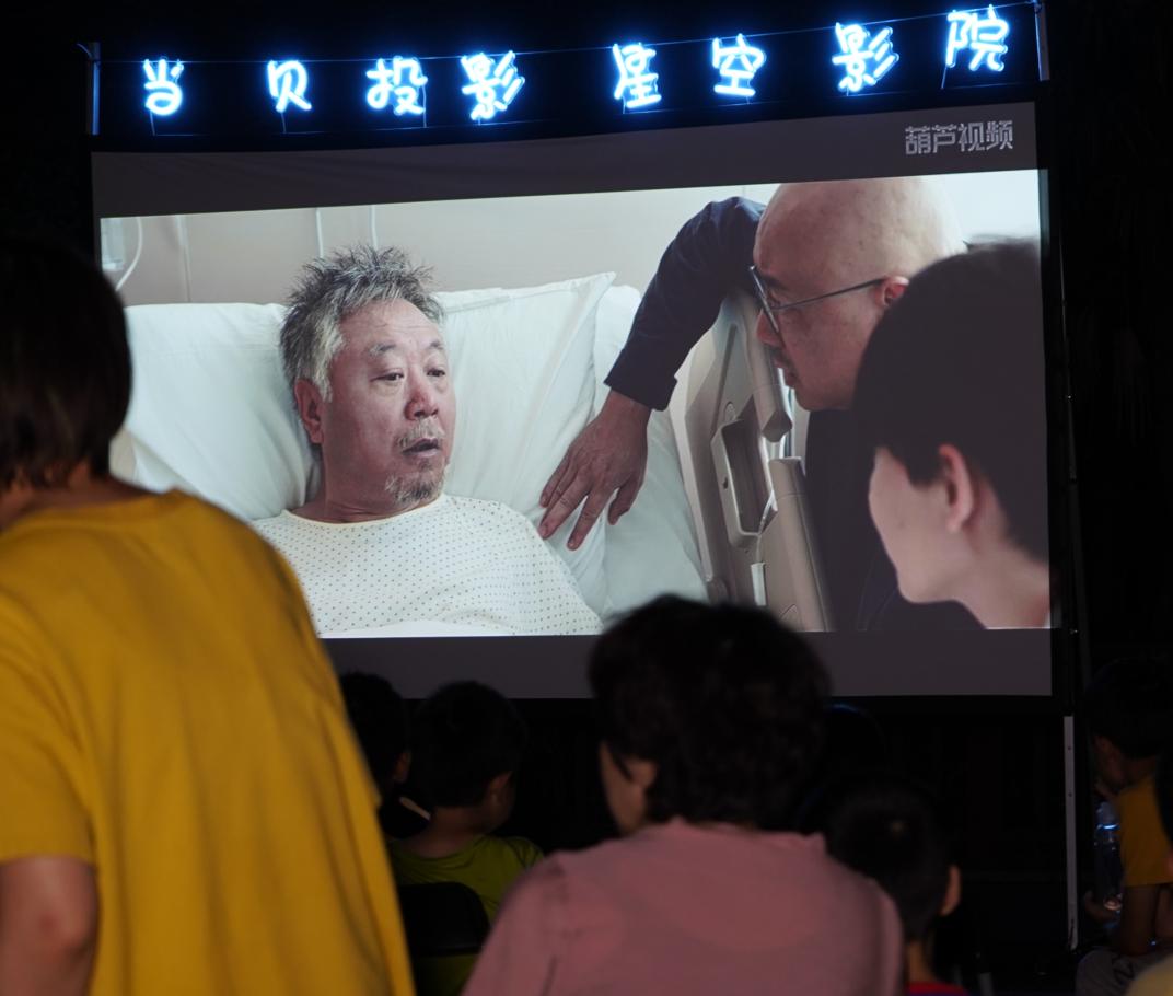 杭州露天电影播放,杭州一小区的这把火差点酿成悲剧