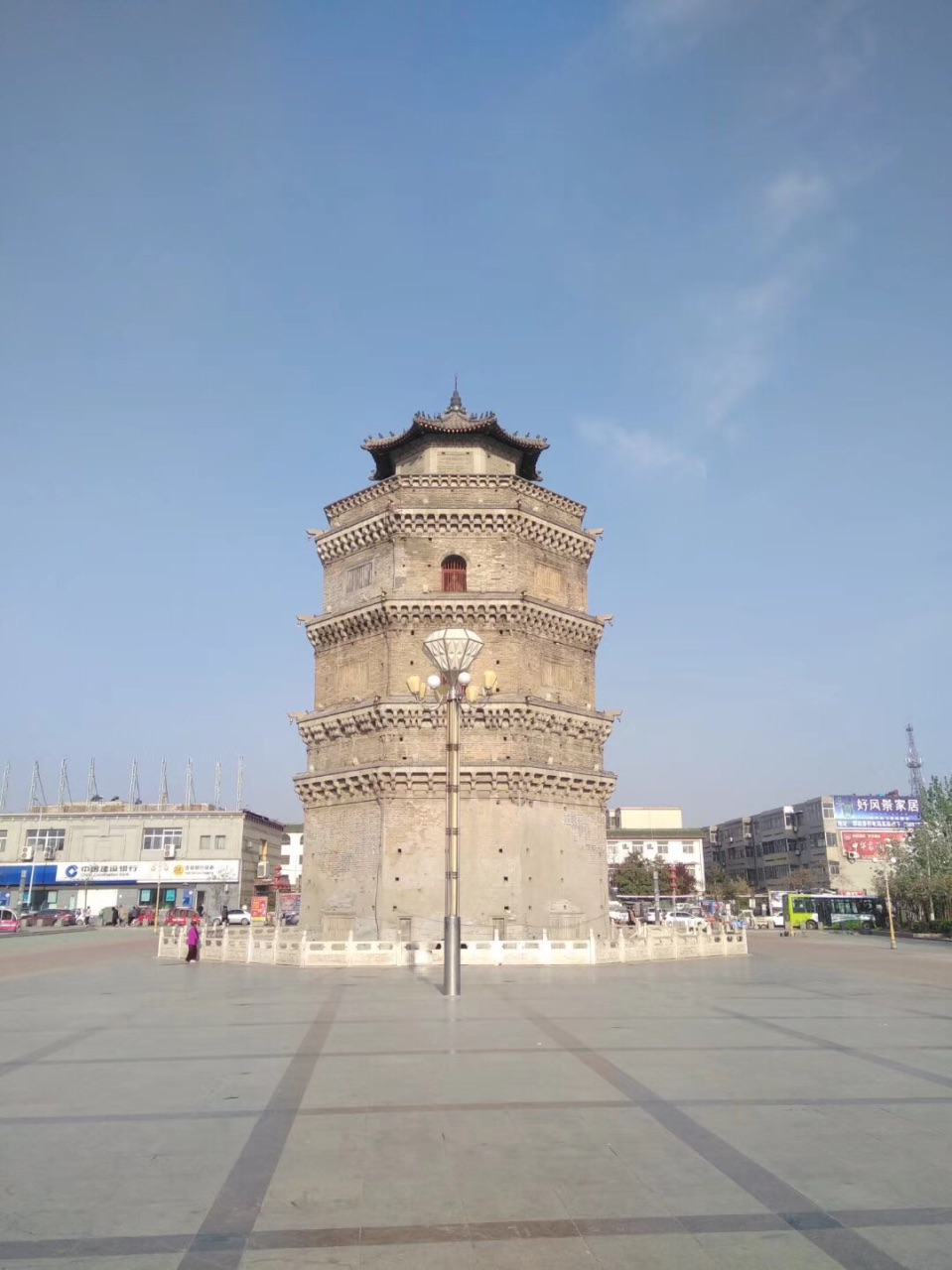 奇怪的古塔燕子----“严冬不南迁，有足不成行”