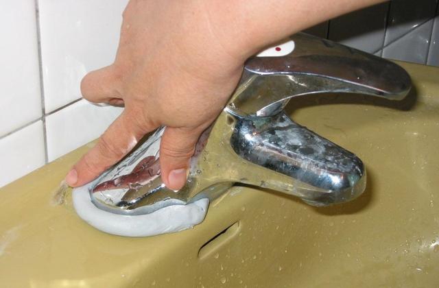 现在谁还用玻璃胶填缝啊,现在谁还用玻璃胶美缝贴