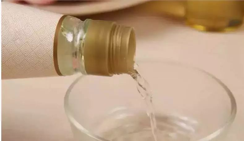 家里饮水机如何清洗里面的污垢,家里饮水机桶脏了怎么清洗