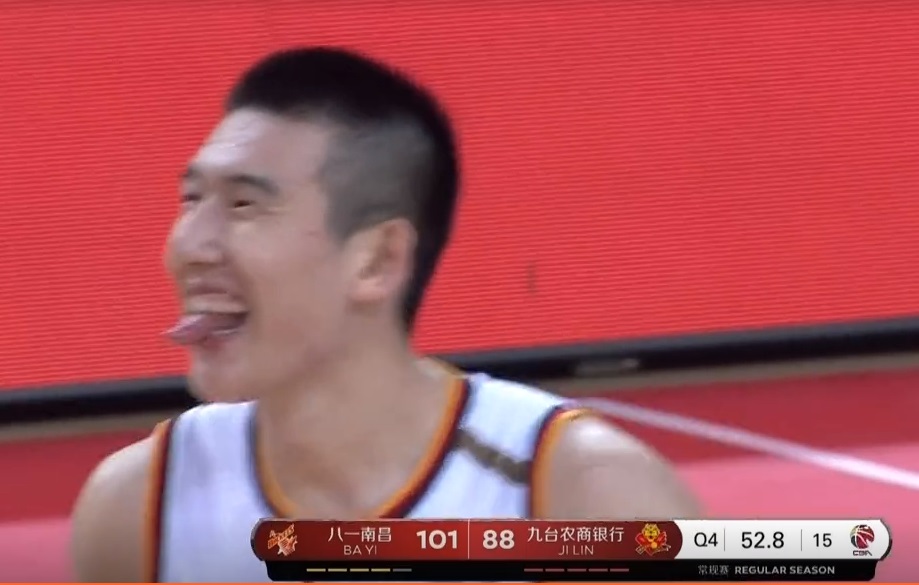 被判犯规他却笑了,挥拳+吐舌头庆祝,八一爆冷赢首胜谁最开心?