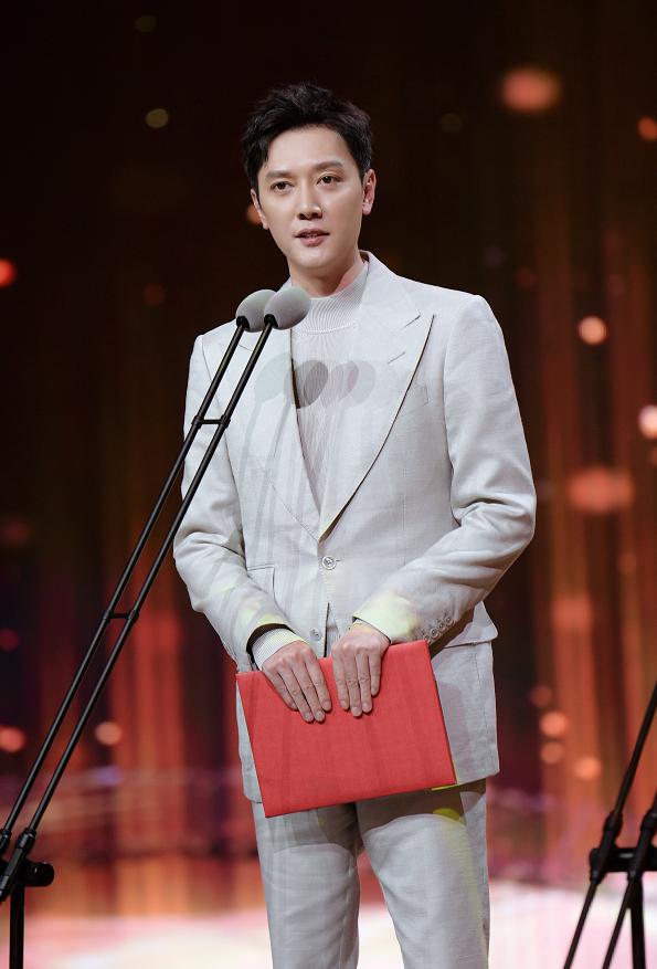 冯绍峰的穿搭是什么风格,冯绍峰白衣服西装