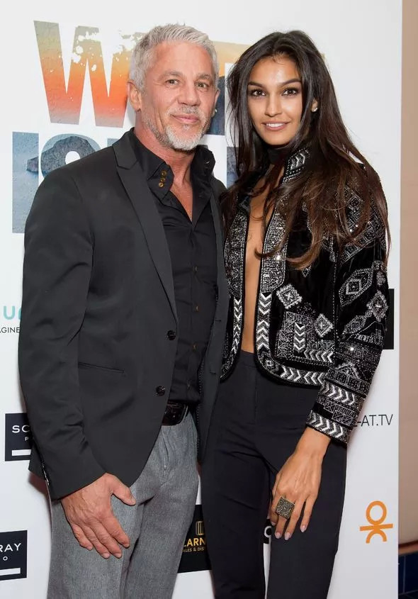 英58岁花花富豪订婚25岁女星，曾公开招女友，要求多还禁怀孕