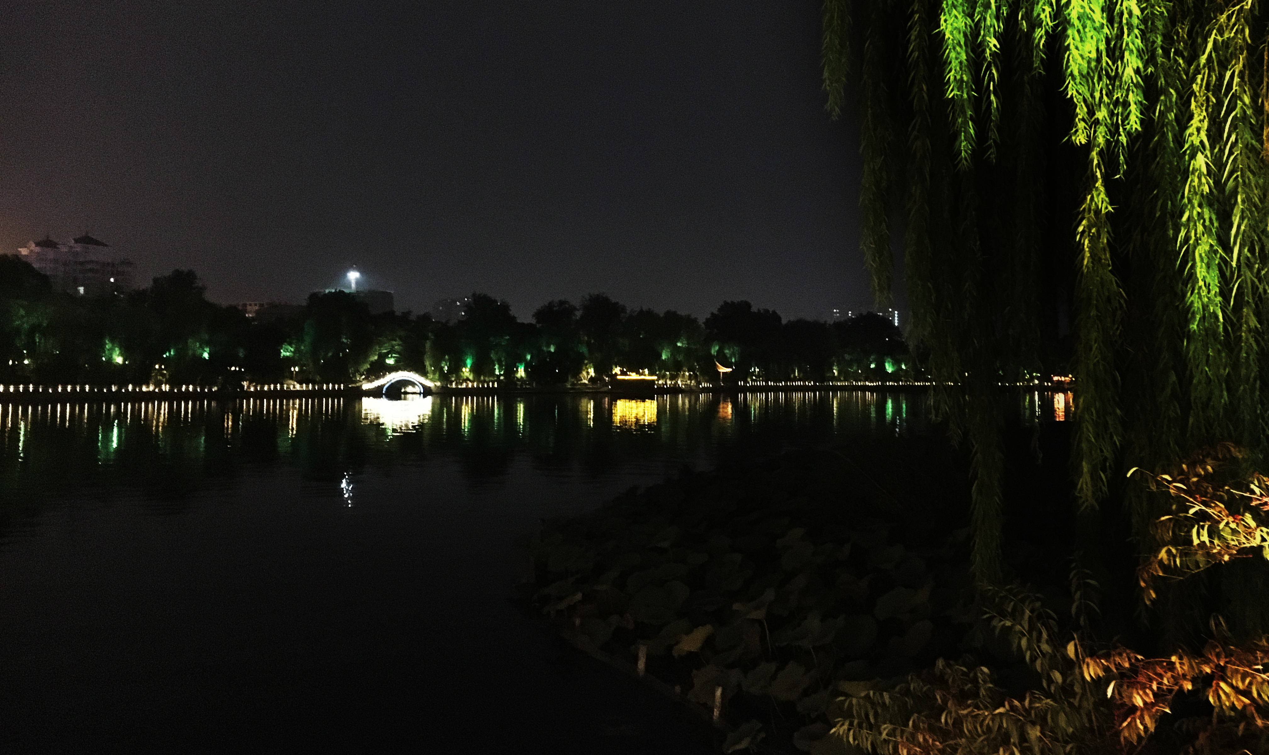 大明湖的灯光晚上几点开,大明湖的灯光秀美爆了