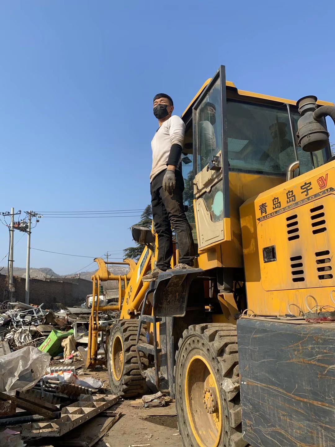 小伙收废品走红后拒绝400万年薪,20岁小伙靠收废品年薪百万