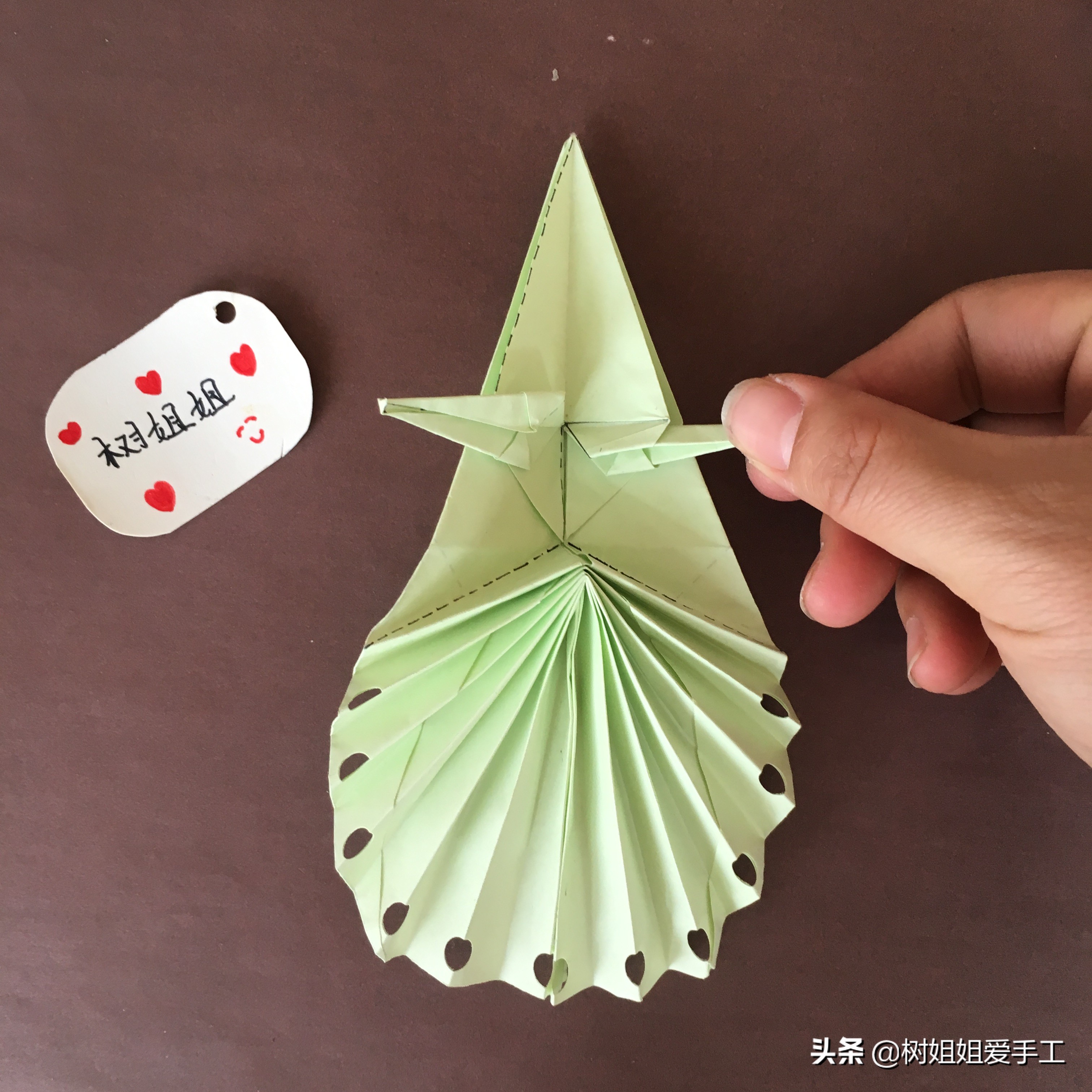 拖尾孔雀的三角插教程,折纸孔雀尾巴怎么折