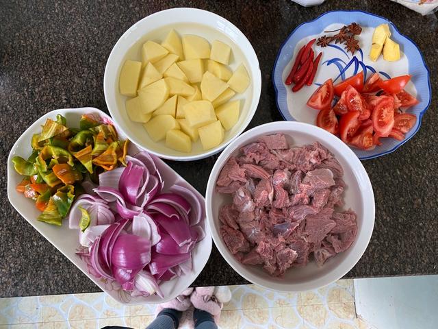 番茄土豆炖牛肉怎么做好吃又烂,土豆番茄牛肉片的家常做法