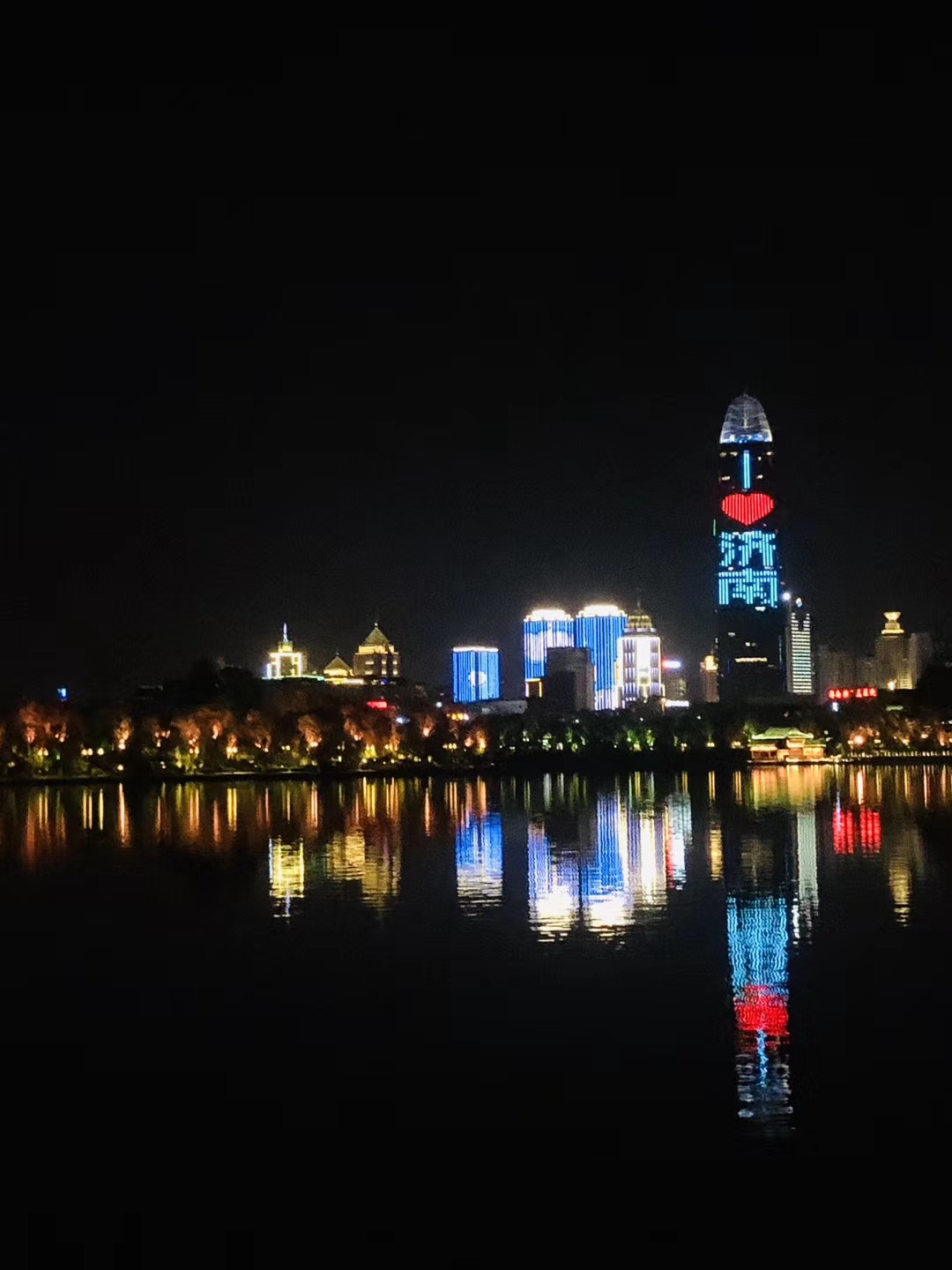 外界不熟知的济南富豪，他是苗圃老公、李宁老搭档，他靠首富发家