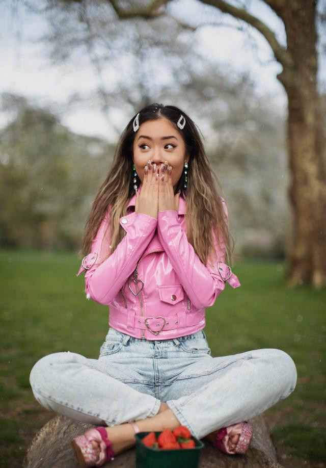 王菊学聪明了！穿阔腿皮裤藏起“大象腿”，却故意勒出了“A4腰”