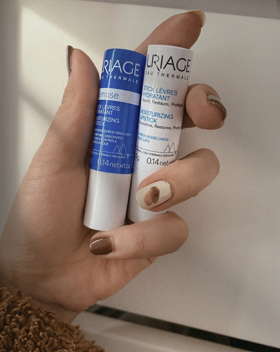 滋润橘色唇膏推荐哪款好用 (平价润唇膏去死皮滋润测评)