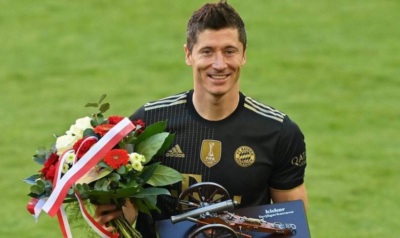 谁是当今足坛第一人,足坛现役中锋排名伊布