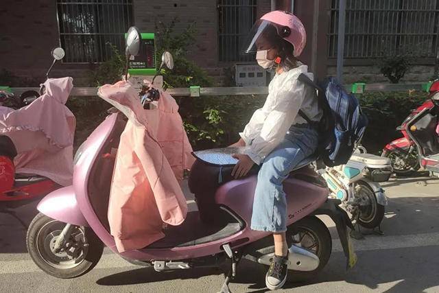 一盔一带家长带小孩,一盔一带送孩子上下学