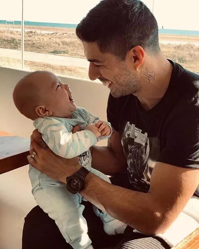 你们在此不要动,爸爸们去场边喝喝茶