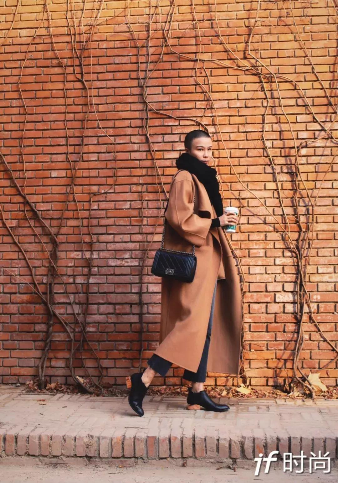 适合羽绒服显脸小围巾的系法,怎么给女生系围巾不会显脸小