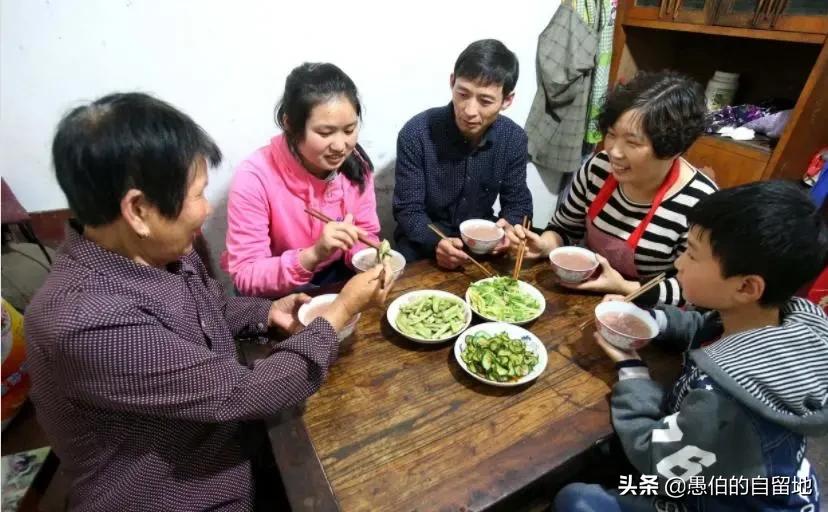 家人照顾脑梗老父亲真实的视频,老爸得了脑梗变得跟孩子样