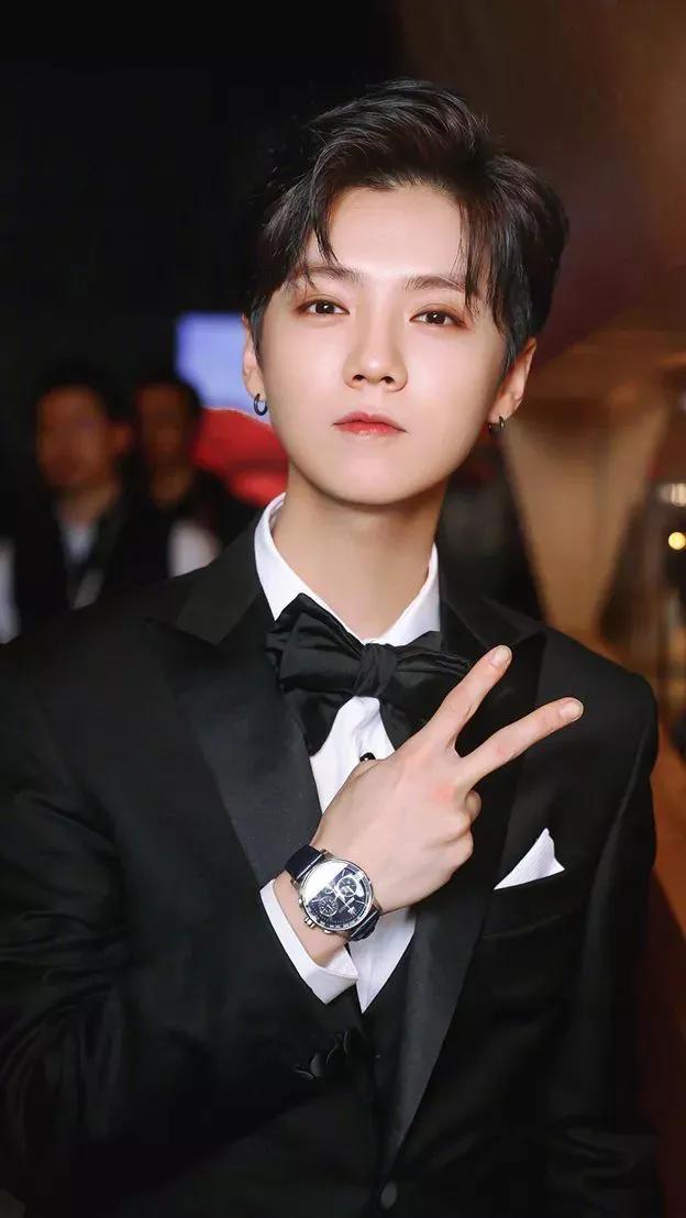 鹿晗壁纸‖“所有苦难与背负尽头，都是行云流水般的此世光明”