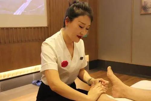 河南老板开养生馆,足疗免费做还能年赚160万?这老板套路太深了