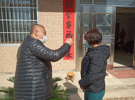 三人行抗击疫情,邻里守望相助共抗新冠疫情