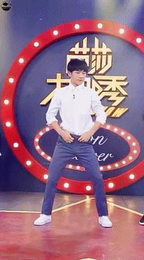 肖战王一博蔡徐坤易烊千玺同框,火箭少女跳扭胯