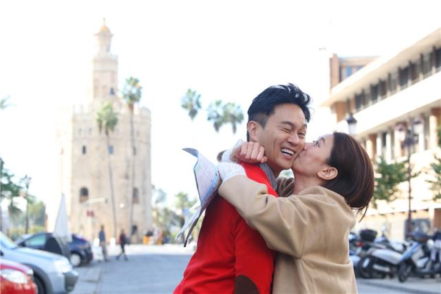 弃做年入过亿的综艺咖,张智霖夫妻决定返港,受刺激了?