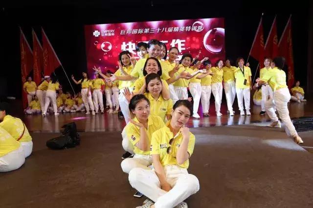 巨邦快乐集结号丨看见了，其中一艘游艇上，是我们的船长大舅哥