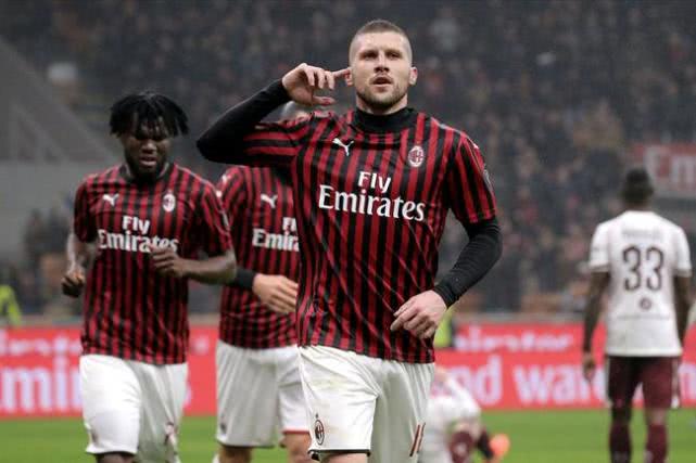 3球1助攻！38岁伊布再次征服意甲米兰主动递上续约合同