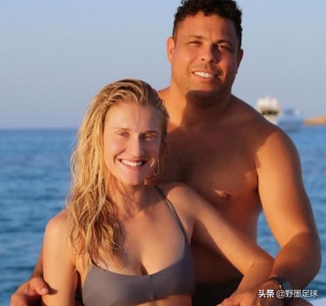 44岁大罗与老婆秀恩爱,大罗和女朋友接吻