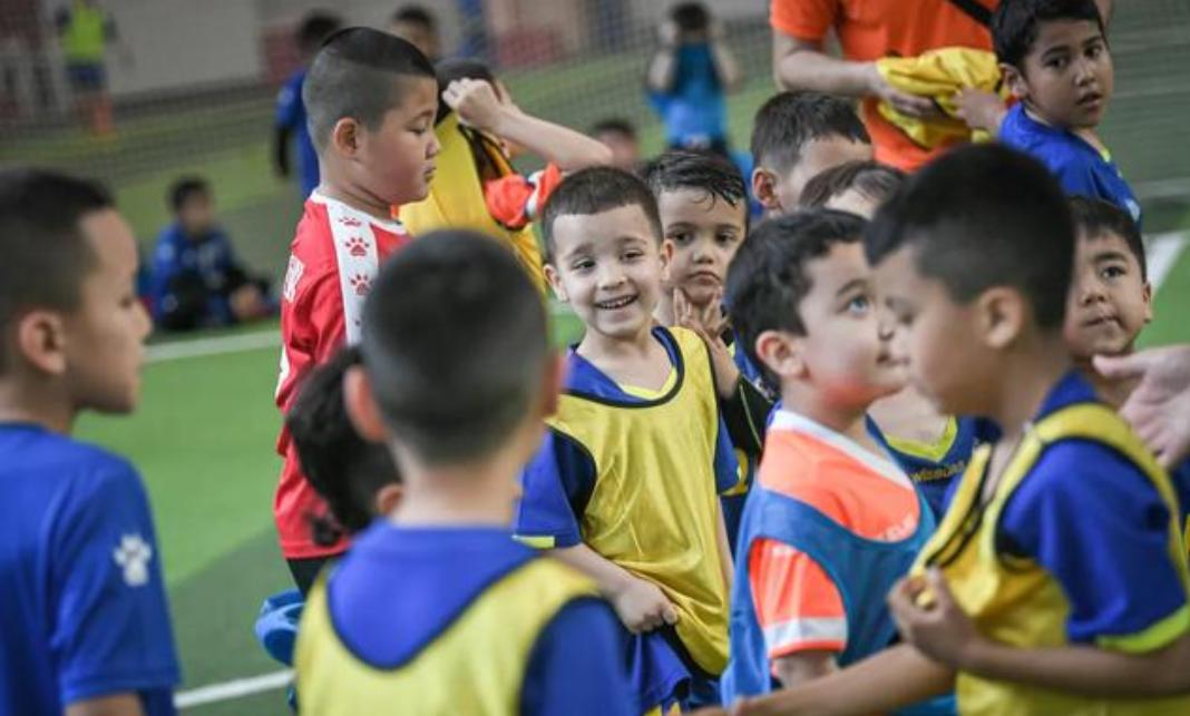 中国足球圈一位学龄前儿童，凭借精湛的技术，开始爆红