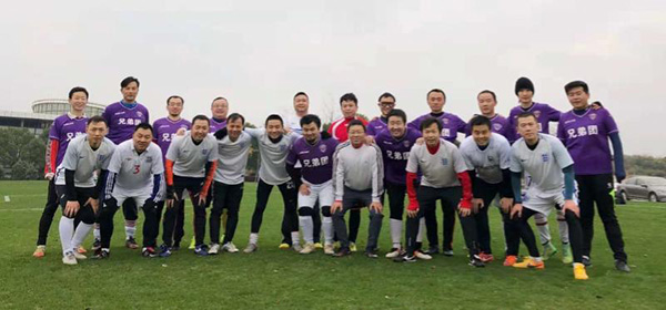 听到呼救飞奔救人,听到呼救男子奋不顾身