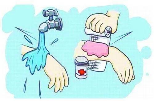 被这个常见物品刺了一下，女子住院1个月连动四次手术