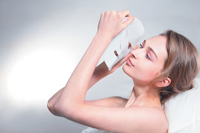 敷面膜外面的膜要撕下来吗,敷面膜的面膜纸拿来干什么