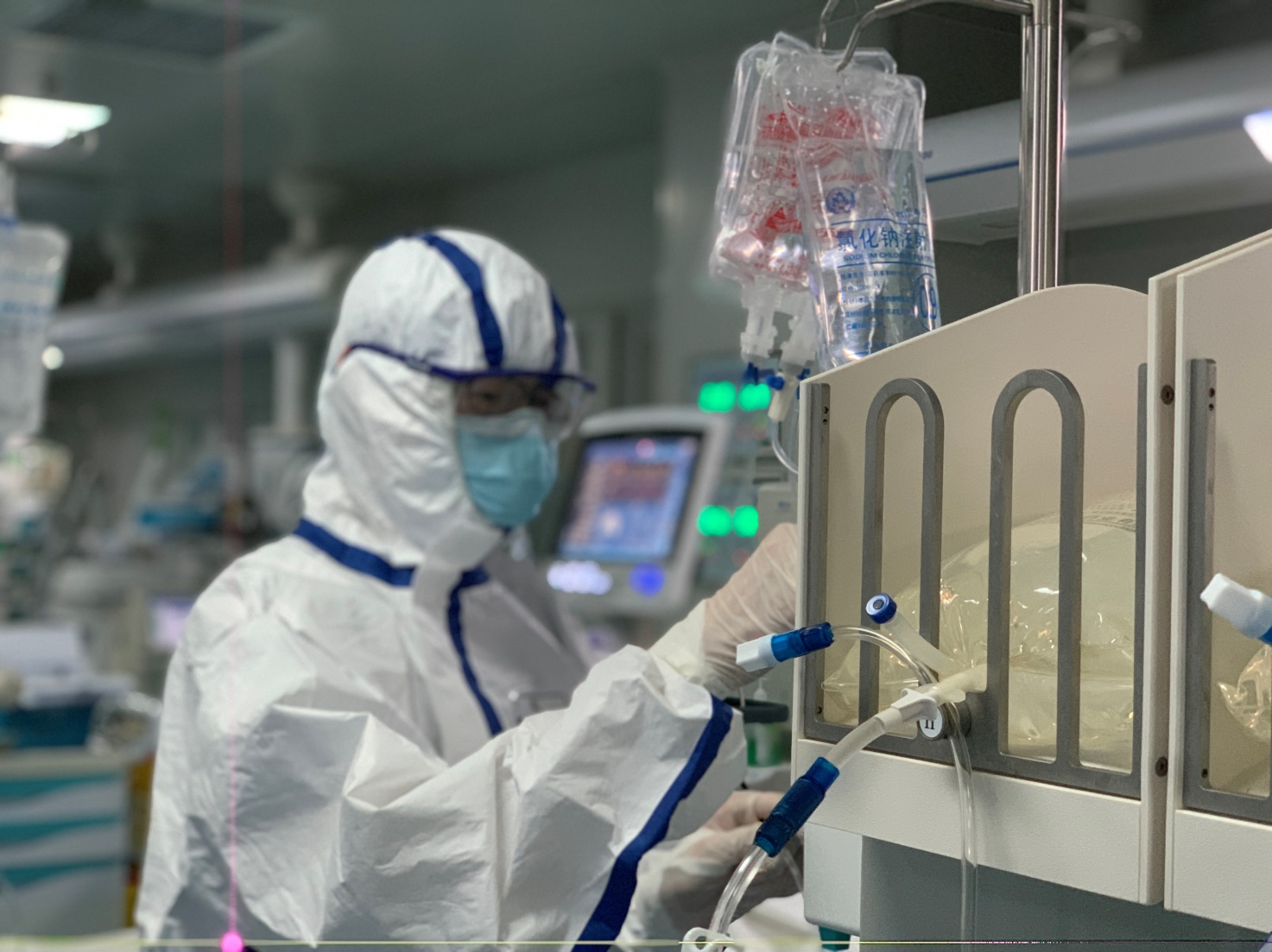 前线医护人员icu,icu医务人员忙碌视频