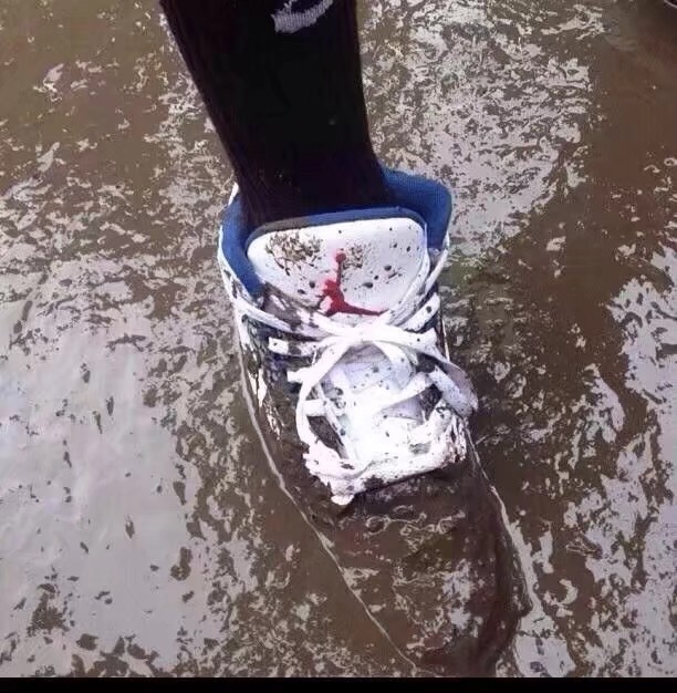 当你的爱靴“惹”上一身臭泥，你的心在滴血吗？