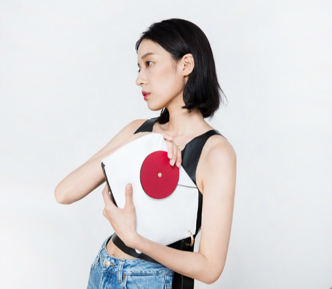 不要再背烂大街的双肩包了,别再背烂大街的轻奢包