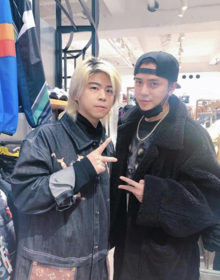 明星纷纷分享喜讯，一香港歌手却自曝娇妻被天王巨星要求一同*欢寻**