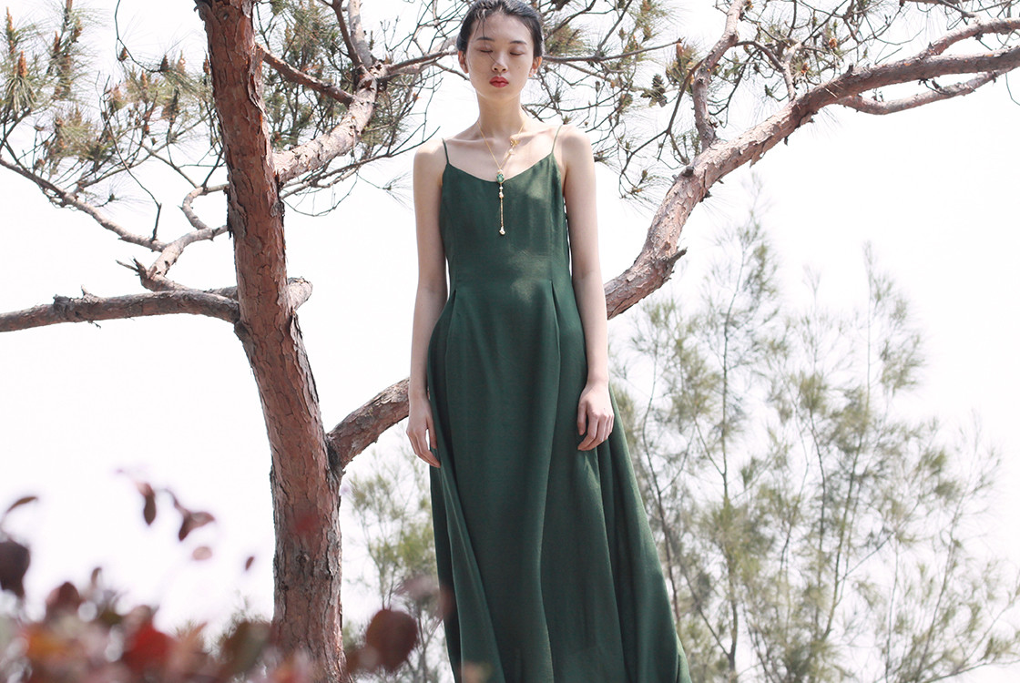 吊带裙怎么样穿才好看,吊带裙怎么穿都好看