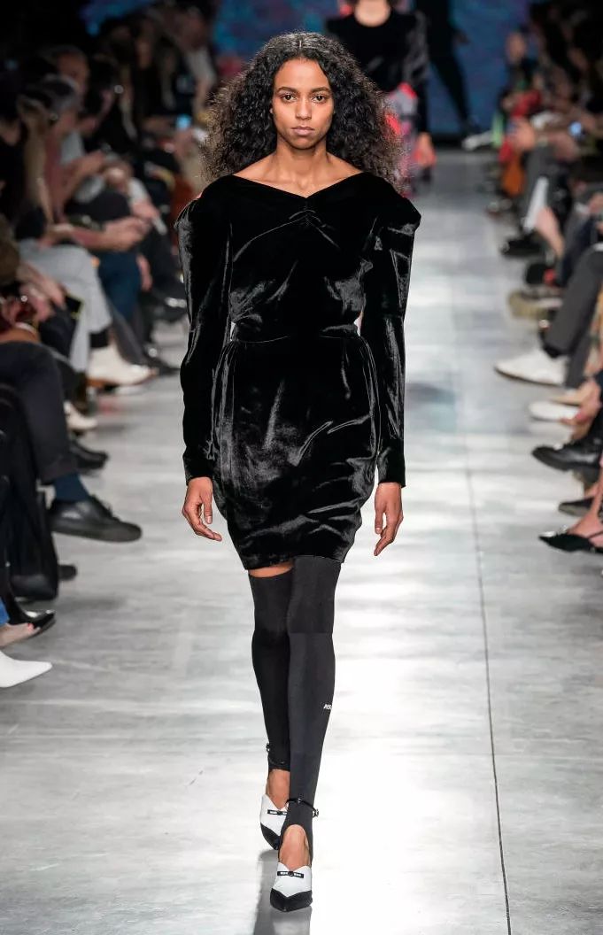 秋天穿丝绒太美太高级了 (轻薄高级的丝绒质地太讨人喜欢了)