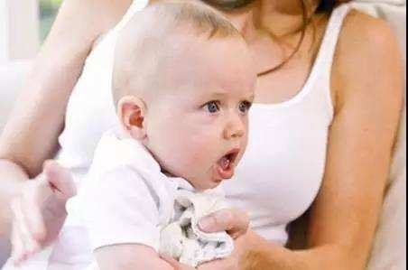 新生儿躺着喂母乳怎么避免呛奶,宝宝爱呛奶是怎么回事