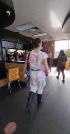 外国妹子冲进肯德基泼血怒吼：吃肉是大*杀屠**！网友们：有病？